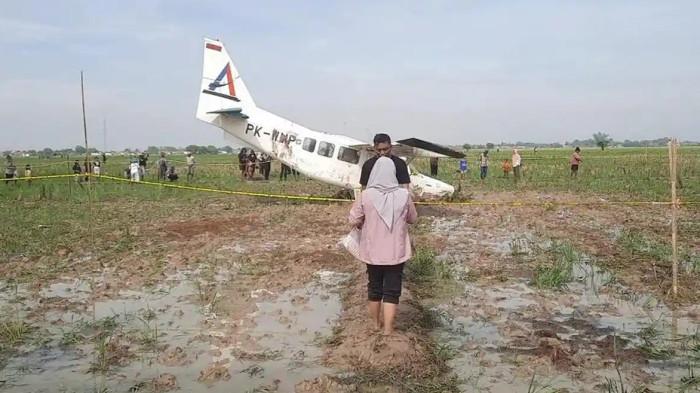 pesawat jatuh dikerumuni warga karawang