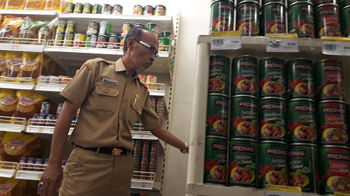 Razia Makarel Kaleng, Satgas Pangan Cirebon Dapati 15 Kemasan Makanan Kaleng Penyok