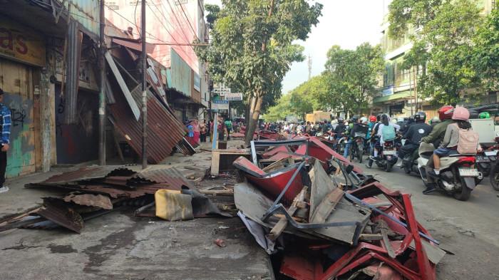 PKL - Pembongkaran PKL di Pasar Cicadas, Bandung sempat memanas karena pedagang merasa tak mendapat pemberitahuan, Senin 18 Mei 2026.