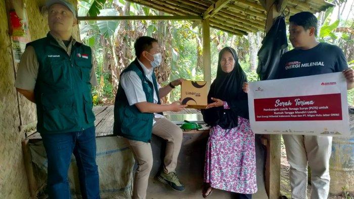 MUJ ONWJ Pasang PLTS di Puluhan Rumah di Dusun Cilele Karawang yang Belum Teraliri Listrik
