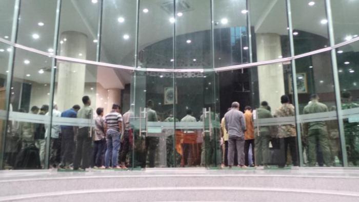 Demonstran, PNS DKI, dan Polisi, Salat Berjamaah di Masjid Balai Kota DKI Jakarta