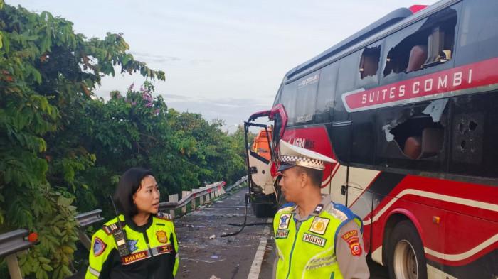 LAKA MAUT - Polisi saat melihat kondisi bus Agra Mas yang mengalami kecelakaan maut beruntun di ruas Tol Cikopo-Palimanan (Cipali) KM 72, Purwakarta, pada Selasa (18/11/2025) dini hari. 5 Orang tewas akibat kecelakaan ini.