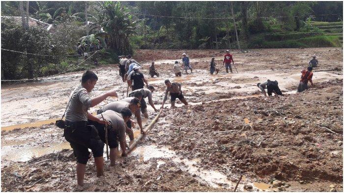Buka Saluran Air di Lokasi Longsor Cilangari KBB, Polisi akan Siaga 3 Hari Bantu Warga