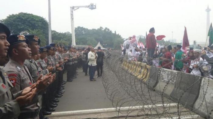 Para Polisi Lantunkan Asmaul-husna di Hadapan Pendemo di Istana Merdeka