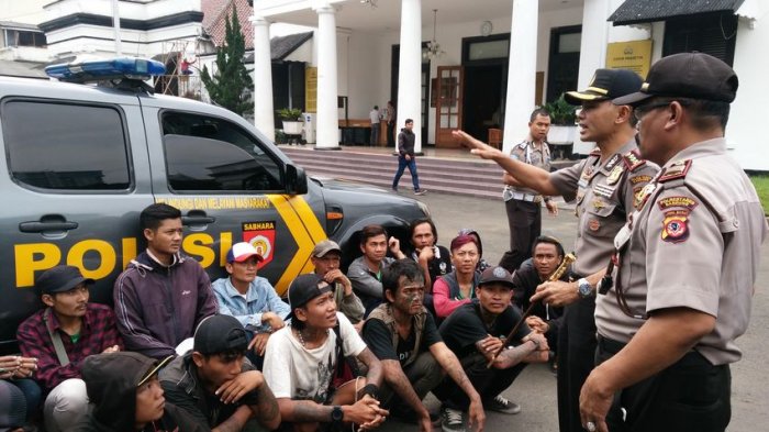 Setelah Diamankan, Para Preman Itu Selanjutnya Diberi Ini Oleh Polisi