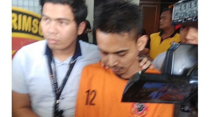 Pria benisial Ria, tersangka penyebar video syur perempuan pakai seragam PNS berlogo Pemprov Jabar diamankan jajaran Polda Jabar.