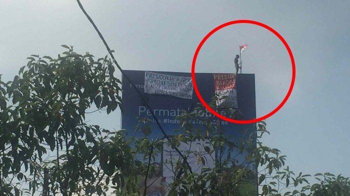 Seorang Pria Nekat Panjat Baliho, Tim Gegana Turun Tangan