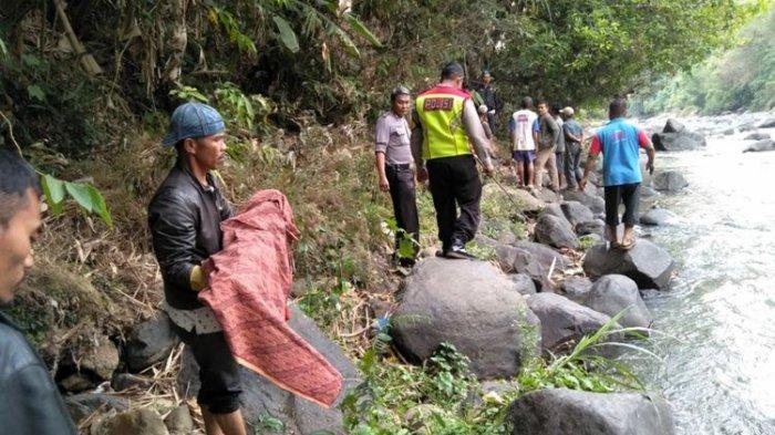 Proses evakuasi penemuan jasad anak di sungai Cimandiri, Nyalindung,Sukabumi, Jawa Barat, Minggu (22/9/2019).