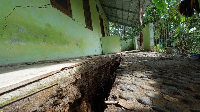 Hujan Deras Picu Pergerakan Tanah, Puluhan Rumah di Cikakak Sukabumi Rusak, Retak-retak