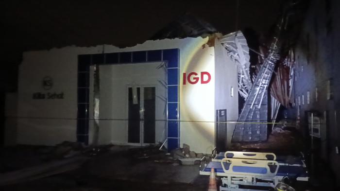 PUTING BELIUNG - Potret kondisi bangunan IGD Klinik Kita Sehat Ciledug, Kabupaten Cirebon yang terdampak angin puting beliung, Senin (17/11/2025).