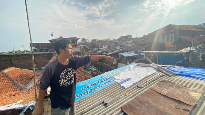 PUTING BELIUNG - Warga Sekeloa menunjukan rumahnya yang terdampak angin puting beliung, Minggu (30/11/2025). Tribun Jabar/Hilman Kamaludin