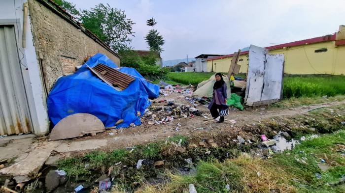 PUTING BELIUNG - Sejumlah bangunan milik warga terkena dampak dari angin puting beliung di Kampung Pajagalan Timur, Desa Soreang, Kecamatan Soreang, Kabupaten Bandung. Tribun Jabar / Adi Ramadhan Pratama.
