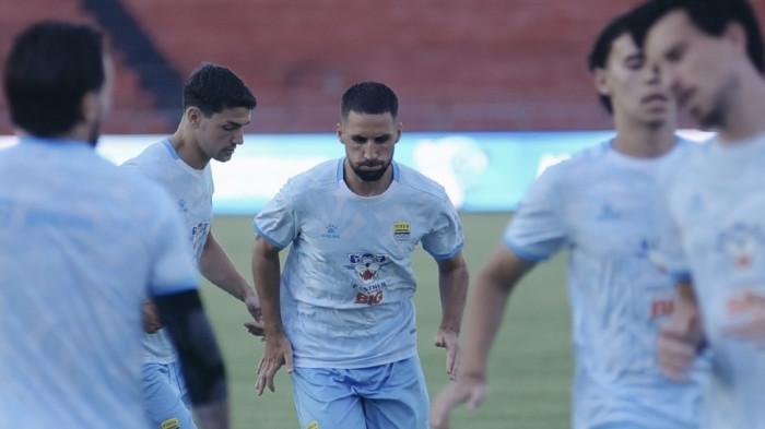 LATIHAN - Para pemain Persib menggelar latihan di Stadion H Agus Salim, Padang. Persib siap merebut poin penuh di laga yang akan digelar Minggu (5/4/2026).