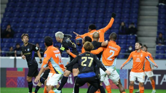 Pertandingan Gamba Osaka vs Ratchaburi (oranye) di AFC Champions League Two, 11 Desember 2025.
