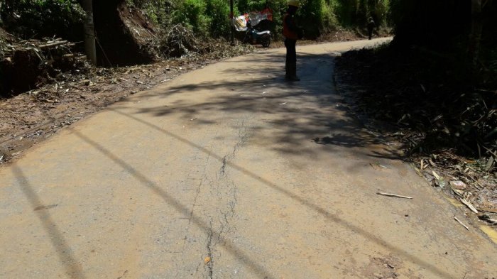Pascabanjir Rancakalong, Muncul Retakan di Jalan Raya yang Dikhawatirkan Jadi Pertanda Ambles