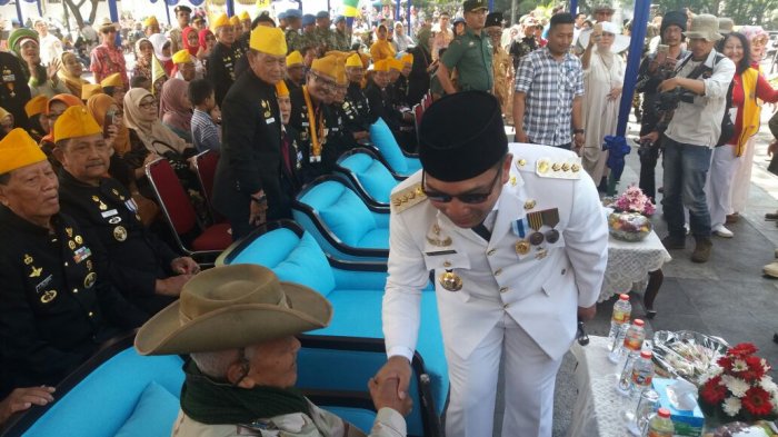 Hadiri  Acara Hari Veteran Nasional, Ridwan Kamil Berpakaian Ala Soekarno