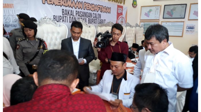 Pasangan Petahana Rudy-Helmi Daftar Pertama di KPUD Garut