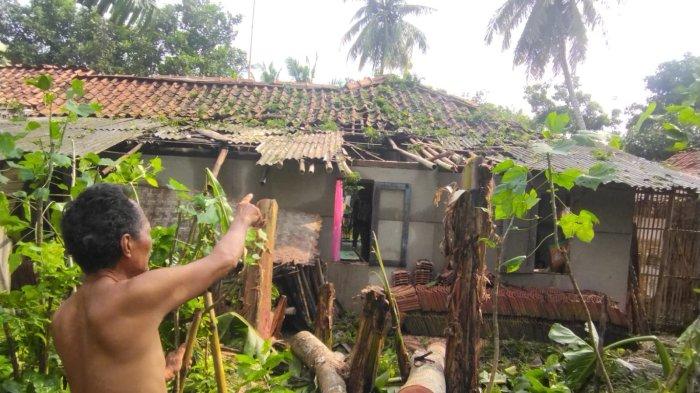 Angin Kencang Sebabkan Pohon Kelapa Tumbang Timpa Rumah di Pangandaran