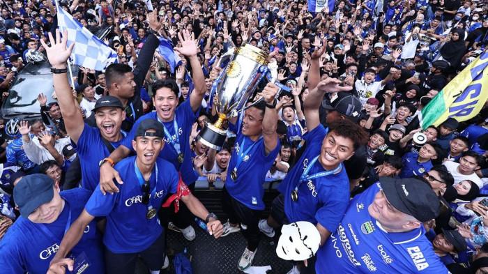 Para pemain merayakan raihan tiga piala liga berturut-turut dalam pawai Juara Persib di Kota Bandung, 24 Mei 2026.