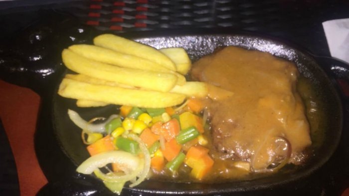 Lezatnya Beef Steak di Kafe Love Garden, Dagingnya Besar Sayurannya Empuk