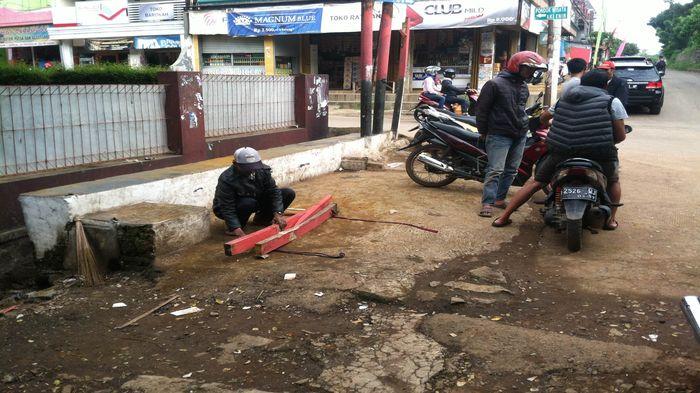 Kelompok Orang Lakukan Perusakan dan Pengeroyokan di Desa Tenjolaya Cicalengka