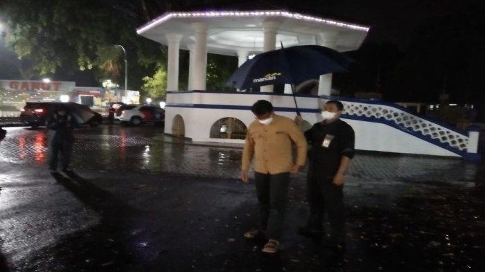 Hujan-hujanan, Wakil Bupati Garut Tinjau Pengaspalan Jalur Mudik