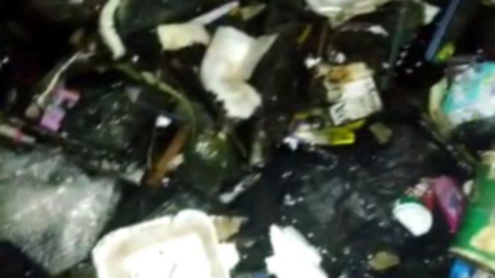 Banjir Rob Membuat Pemukiman Warga di Pesisir Indramayu Jadi Lautan Sampah