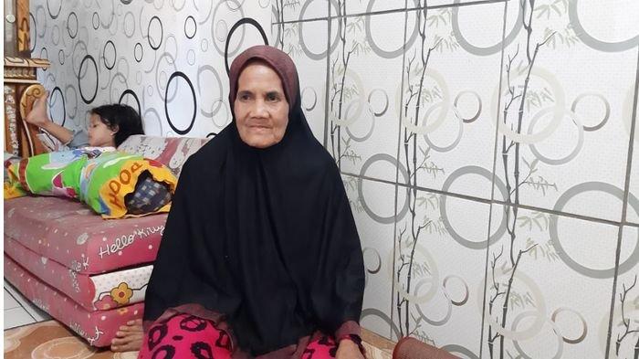 Seorang nenek, Emak Ocih (60) ikut lomba panjat pinang di Kampung/Desa Anjun, Kecamatan Plered, Purwakarta, terekam video. 