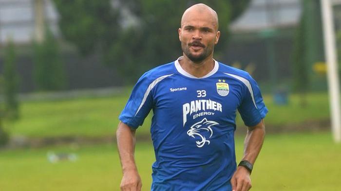 Sergio Van Dijk dengan seragam latihan Persib Bandung.