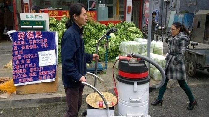 Ini Baru Kereen. . ! Pria Ini Bikin Batu Bata dari Debu Polusi, Begini Caranya - setiap-hari-berjalan-jalan-di-beijing-dengan-vakumnya-menghisap-polusi_20151209_201832.jpg