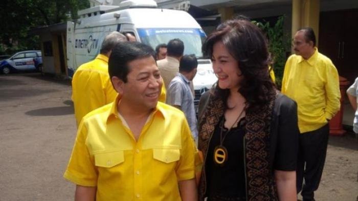 Ketika Deisty Tagor Tersipu Malu Duduk Dekat Suaminya, Setya Novanto di Pengadilan