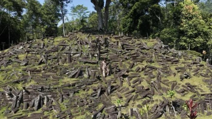 GUNUNG PADANG - Situs Megalitikum Gunung Padang di Desa Karyamukti, Kecamatan Campaka, Kabupaten Cianjur, kembali dilakukan pemugaran dan penelitian, Selasa, (5/8/2025).