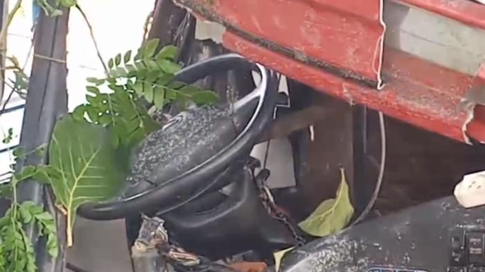 KURSI SOPIR - Kondisi kabin bus PO Agra Mas yang terlibat kecelakaan di Tol Cipali KM 72, Selasa 18 November 2025 dini hari. Sopir bus Agra Mas termasuk korban tewas kecelakaan maut itu.