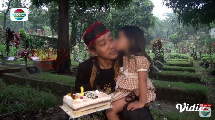 Sosok Bintang, anak Lina Jubaedah dan Teddy Pardiyana kini berusia 3 tahun, pilu rayakan ulang tahun di makam sang ibu