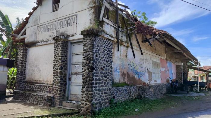 STASIUN PANGANDARAN - Kondisi Bangunan bekas Stasiun KA di wilayah Dusun Bojongjati, Desa Pananjung, Kecamatan Pangandaran, Kabupaten Pangandaran. Foto diambil 1 November 2025.