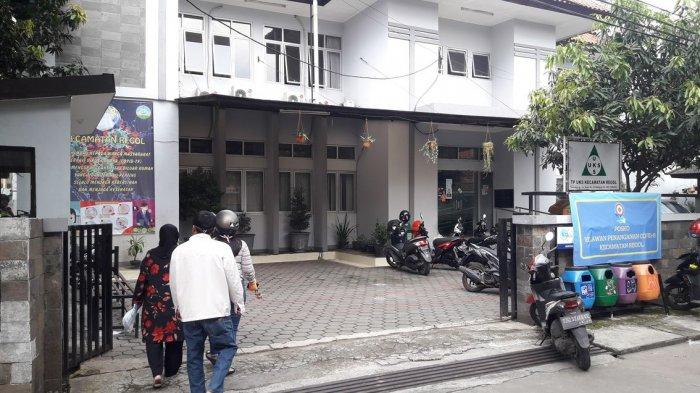 Banyak Lansia Ikut Antre Pembagian KKS di Regol Bandung, Takut Corona, Demi Bantuan Tetap Antre