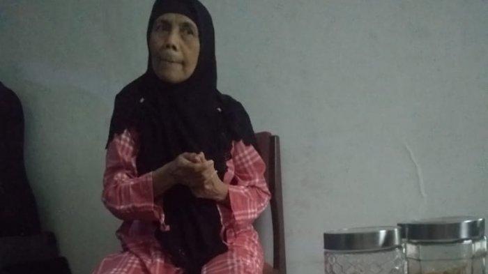 Sugiarti, wanita yang memandikan jenazah Lina Jubaedah. 