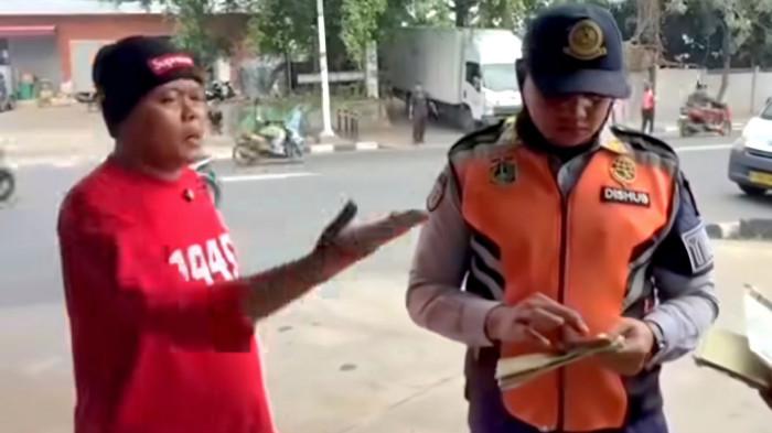 SULE DITILANG - Potongan video pelawak kondang, Sule sedang ditilang oleh petugas Dinas Perhubungan (Dishub). Sule mengendarai mobil dobel cabin yang dipertanyakan surat KIR-nya oleh petugas Dishub, Kamis (25/9/2025).