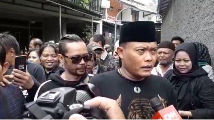 Sule menemui wartawan di sela pemakaman mantan istrinya, Lina, Bandung, Sabtu (4/1/2020) 