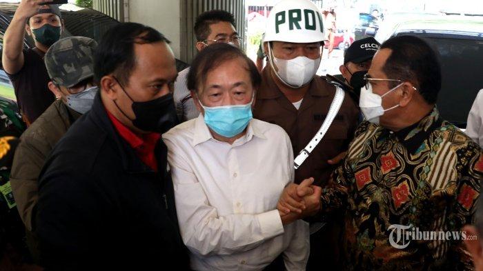 Tersangka kasus dugaan korupsi dan pencucian uang PT Duta Palma Group di Kabupaten Indragiri Hulu, Riau, Surya Darmadi tiba di Gedung Jampidsus, Kejaksaan Agung, Jakarta, Senin (15/8/2022). Surya Darmadi yang telah ditetapkan sebagai DPO tersebut telah ditetapkan sebagai tersangka kasus dugaan tindak pidana?korupsi?dan pencucian uang terkait penyerobotan lahan oleh PT Duta Palma Group di Kabupaten Indragiri Hulu, Riau, dengan total kerugian negara mencapai Rp 78 triliun. TRIBUNNEWS/IRWAN RISMAWAN