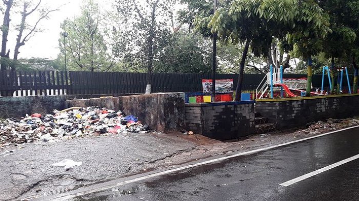 Miris, Taman Bermain Anak-anak Ini Bersebelahan dengan Tumpukan Sampah