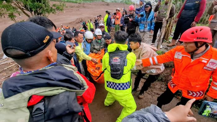 EVAKUASI - Evakuasi korban tanah longsor terjadi di Kampung Pasir Kuda, Desa Pasirlangu, Kecamatan Cisarua, Kabupaten Bandung Barat, Sabtu (25/1/2026).