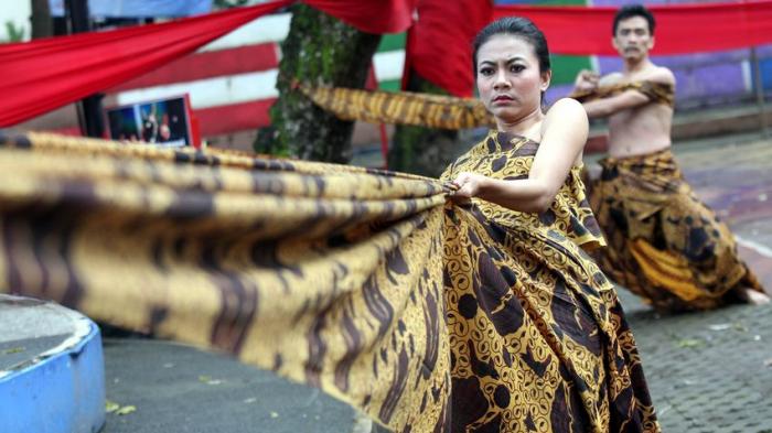 BREAKING NEWS FOTO: ''Retak Segaris Putih'' Berinteraksi di Taman Musik