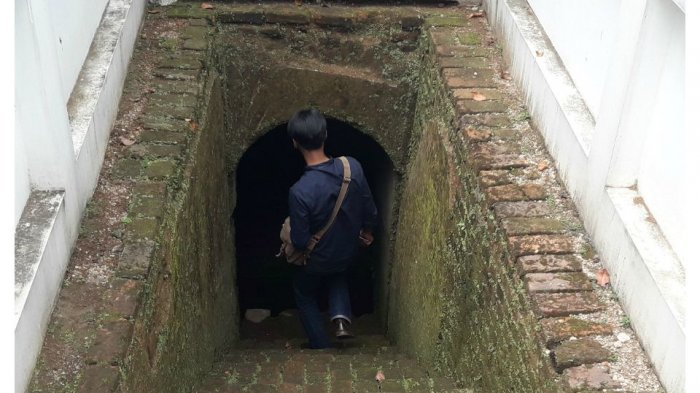 Terowongan di Halaman Gedung BI Jabar Tembus Sampai Ke Stasiun Bandung?