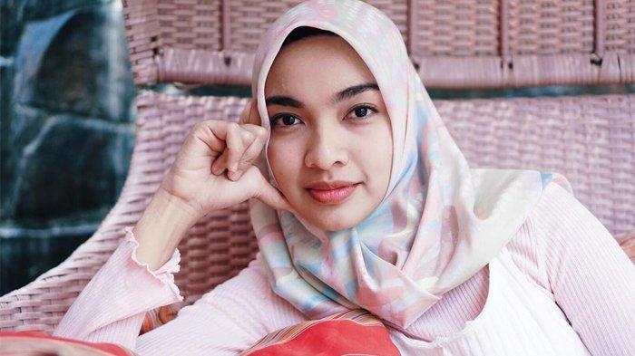 Rus pornosi: mushukni yalaydi