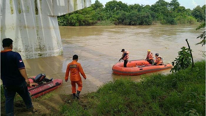 Warga Tepian Sungai Cimanuk Waspada, Debit Naik Signifikan