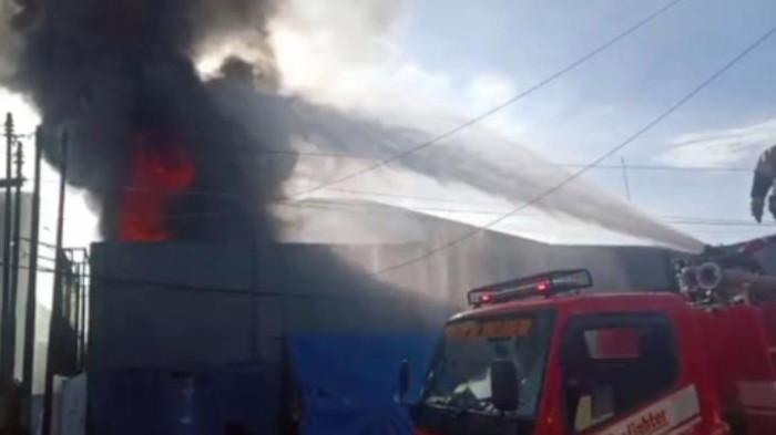 GUDANG ELEKTRONIK - Kebakaran menghanguskan sebuah bangunan yang dijadikan gudang penyimpanan barang elektronik yang berada di Kawasan Kota Kulon, Sumedang Selatan, Kabupaten Sumedang, Kamis (20/11/2025) pagi.