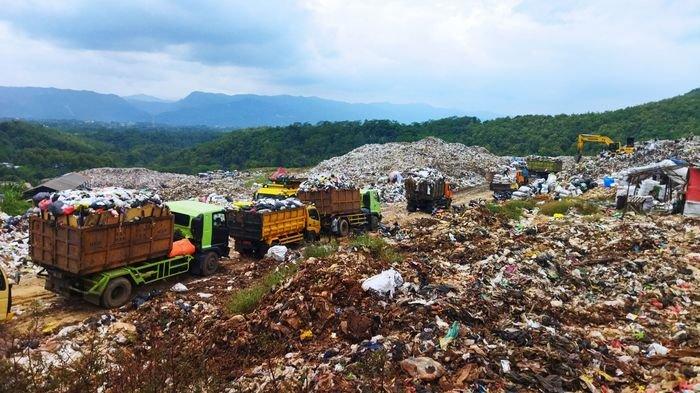 TPA Sarimukti Belum Juga Normal, Kekesalan Para Sopir Truk Makin Memuncak tapi Cuma Bisa Pasrah