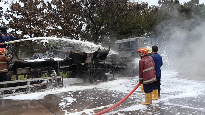 GOSONG - Setelah hampir tiga jam kobaran api membumbung tinggi dan membuat arus lalu lintas lumpuh, truk tangki yang terbakar di KM 185 ruas Jalan Tol Cipali, Kabupaten Cirebon, akhirnya berhasil dipadamkan, Rabu (18/2/2026) sekitar pukul 08.29 WIB.
