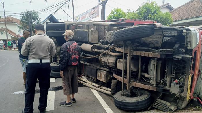 Truk Pengangkut Wortel Terguling di Jalan Berbelok Wilayah Ciamis, Diduga Alami Rem Blong